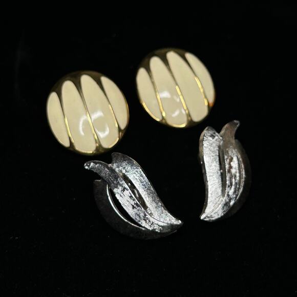 Lot of 2 Goldtone and Cream + Silvertone Clip on Monet Earrings - Picture 2 of 9